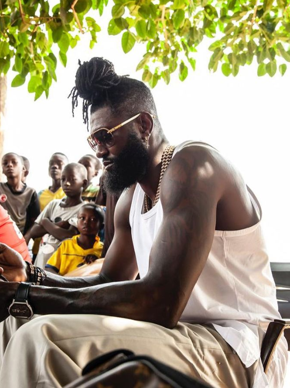 Estuvo en Real Madrid, planeó su muerte y la pandemia lo retiró: la nueva y sorprendente vida de Emmanuel Adebayor