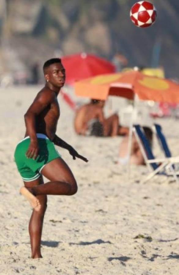 Playa, arena y mucho balón: Las tremendas vacaciones de Vinicius Junior en Brasil