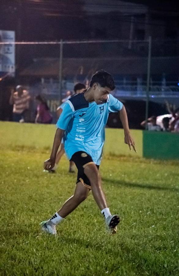 Supremo aparece de rodillas en el Municipal Ceibeño y Shin Fujiyama sorprende: concentración de los tiktokers de Honduras