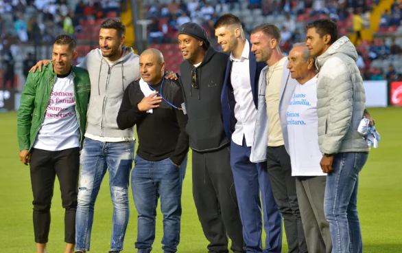 Así fue el regreso de Ronaldinho a México para la reapertura del estadio del Querétaro: solo aguantó medio tiempo