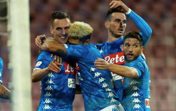 Napoli's Polish striker Arkadiusz Milik (L) celebrates with teammates after scoring during the Italian Serie A football match between SSC Napoli and Parma Calcio 1913 on September 26, 2018, at the San Paolo Stadium in Naples. / AFP PHOTO / CARLO HERMANN
