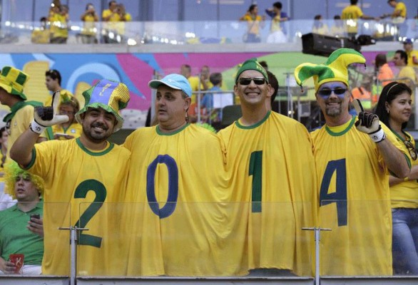 Aficionados disfrutan el Mundial a ritmo de samba.