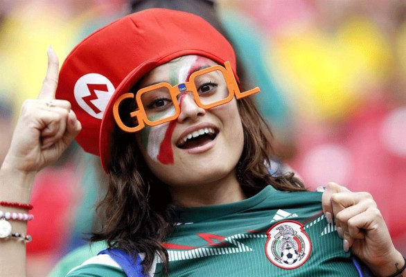 Aficionados mexicanos ponen color y fiesta en las gradas.