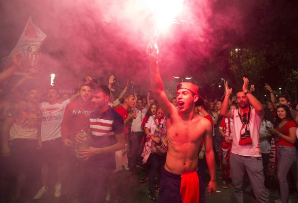 Locura de jugadores y aficionados del Sevilla por su título de Europa League