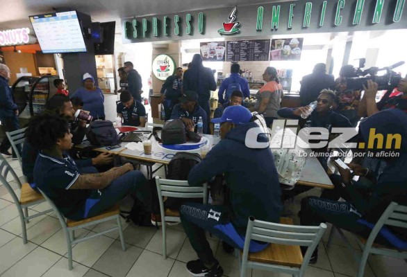 ¡Besos, abrazos y fotos! Así fue la salida de Honduras rumbo a Chile