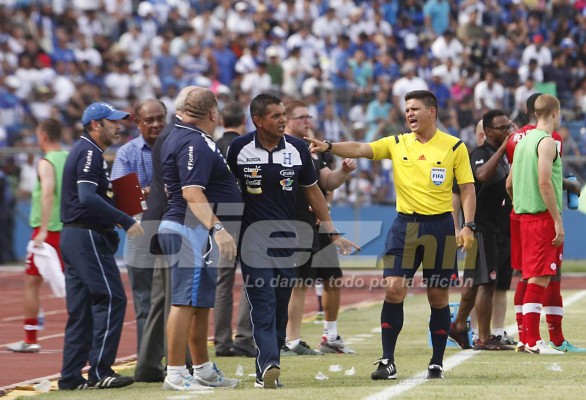 El sufrimiento de Amado Guevara en el banquillo de Honduras ante Canadá&nbsp;&nbsp;