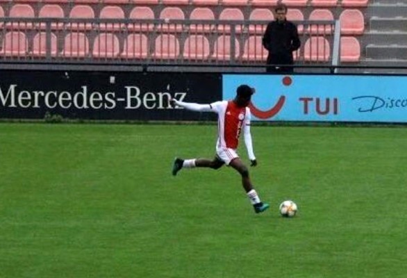 El increíble físico de David Easmon, la joya del Ajax de 14 años que mide 1.90 metros