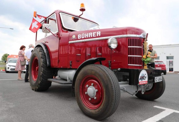 Un tractor y 1,200 millas: La curiosa historia de tres amigos para llegar a Rusia 2018