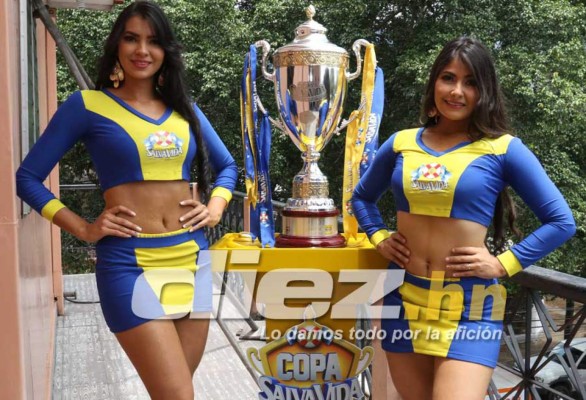 FOTOS: Clara y Bella, las muñecas que adornaron la Copa de campeón