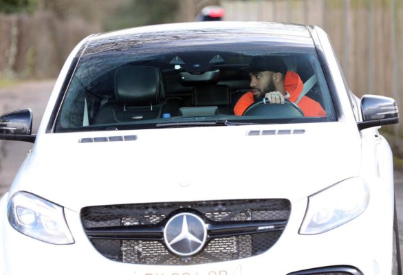 Los espectaculares autos en que llegan las estrellas del Arsenal a los entrenamientos