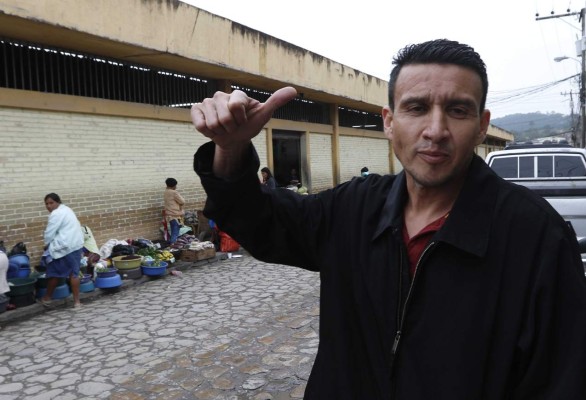 Así es la vida de 'Maco' Mejía alejado de los lujos y en medio de un mercado en Honduras