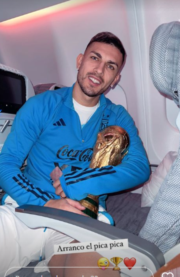 Lo que se vive dentro del avión: así viajan los jugadores de Argentina de vuelta a su país con la Copa del Mundo tras vencer a Francia