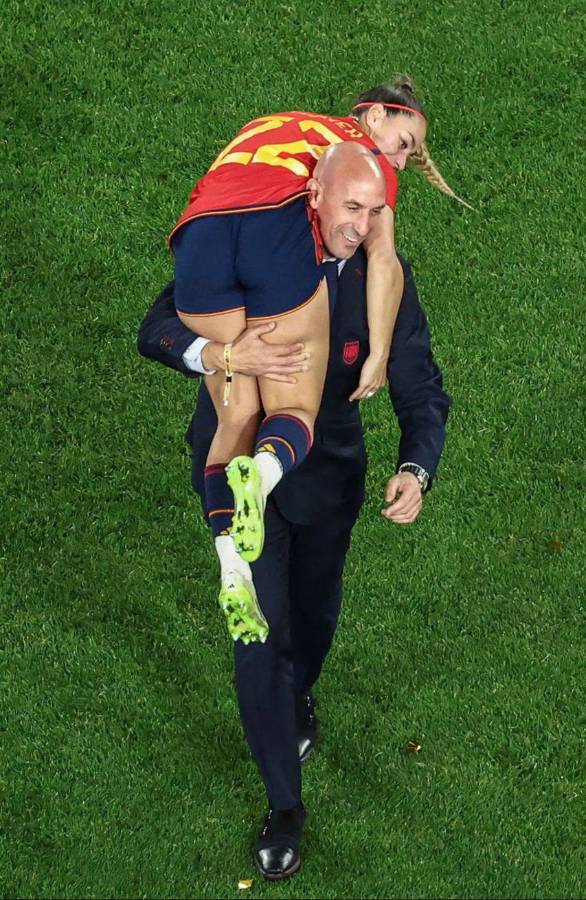 Revelan la inesperada charla entre Luis Rubiales y Jenni Hermoso; salen a la luz polémicas fotos con otra jugadora