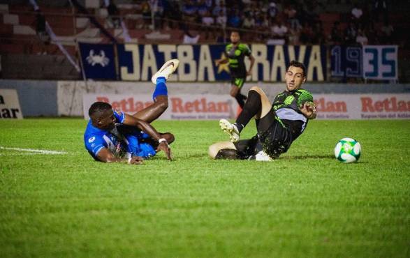 Tras error del portero Fonseca, Victoria y Olancho FC sellaron un empate en La Ceiba en el arranque de la fecha 2