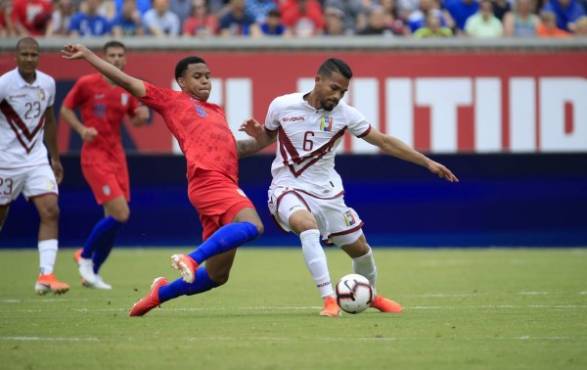 CINCINNATI, OHIO - JUNE 09: Yangel Herrera #6 of the Venezuela men's national team controls the ball while defended by Gyasi Zardes #9 of the USA men's national team at Nippert Stadium on June 09, 2019 in Cincinnati, Ohio. Andy Lyons/Getty Images/AFP