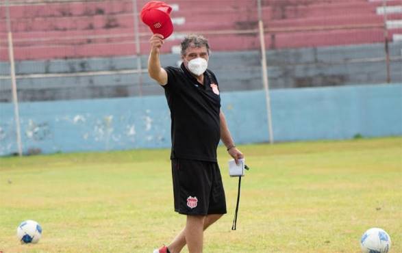 Fernando Mira durante uno de sus entrenamientos con el Vida en el Estadio Municipal Ceibeño.