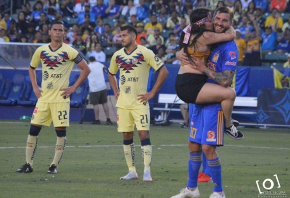 ¡Locura por un beso de Gignac! Las imágenes imperdibles de la hincha mexicana que saltó al campo
