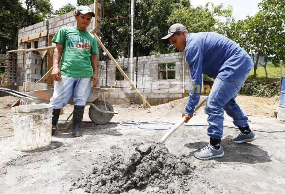 Así trabajaba 'Ñangui' Cardona en la albañilería día a día bajo un sol imperante