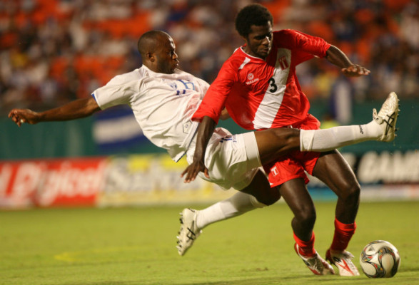 Honduras 1 vr Perú 2, en Miami el 18 de Noviembre 2009.