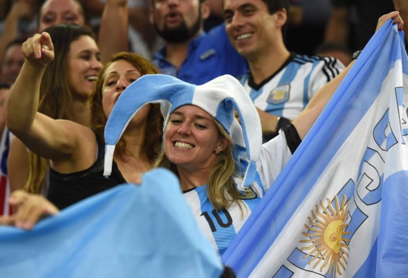 Las chicas lindas que engalanaron la semifinal de Argentina y Estados Unidos