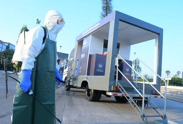Cabinas móviles se instalan en El Salvador para realizar pruebas de coronavirus