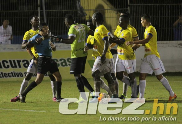 FOTOS: Jhon Bodden pierde el control y agrede al árbitro en Copa Presidente&nbsp;&nbsp;