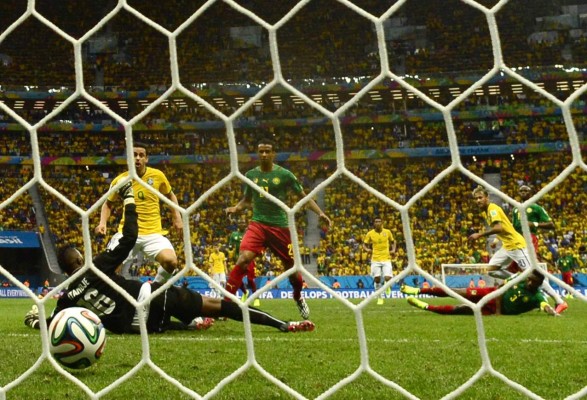 Brasil venció 4-1 a Camerún y amarra primer lugar