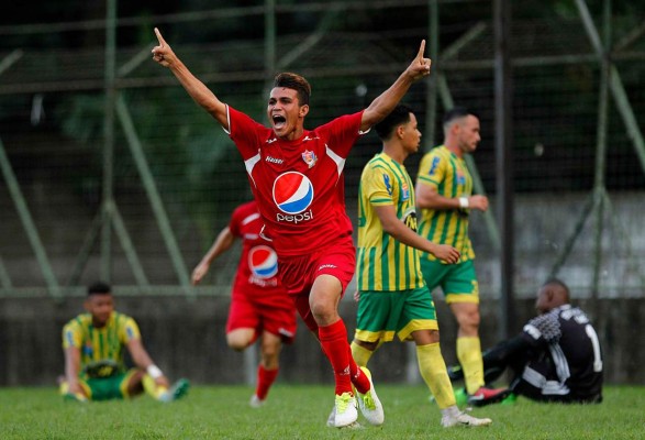 Villanueva pega primero en la ida de las semifinales del Ascenso