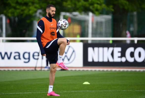 Mbappé se parte de la risa y las imágenes del brutal tridente que ponen a temblar a la Euro