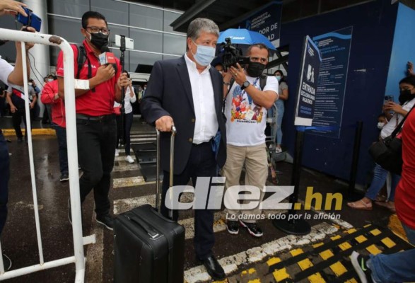 Bajo una copiosa lluvia: así fue la llegada de 'Bolillo' Gómez camino a su presentación como DT de Honduras