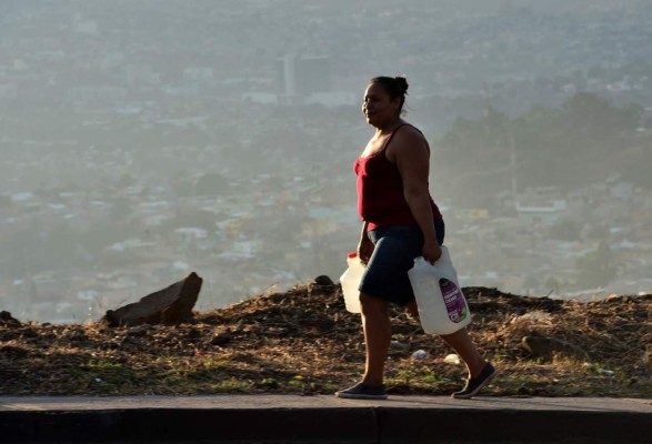 Con cervezas y sin respetar toque de queda absoluto: Las mejores fotos del día en Honduras