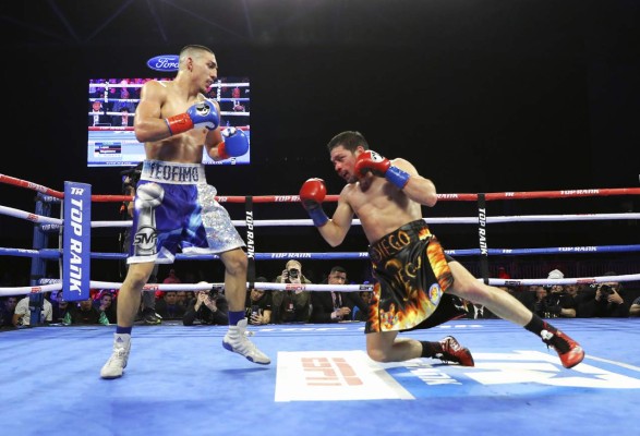 EN FOTOS: Así noqueó Teófimo López a Diego Magdaleno