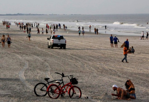 Playas de Florida son abiertas y se aglomera la gente en pleno brote de coronavirus