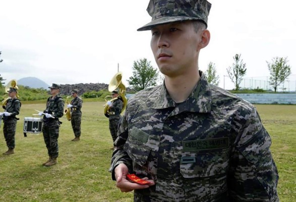 Crack como en la cancha: El recluta Son Heung-min se gradúa con honores del servicio militar