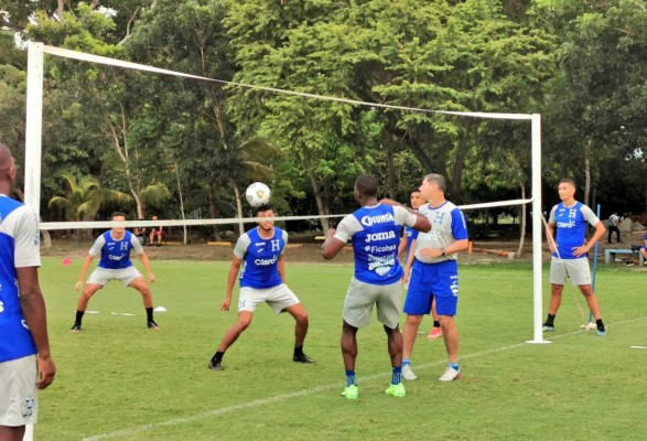 ¡A puerta cerrada, con charla y mucha táctica, la Bicolor está por cerrar su preparación para la Copa Oro!