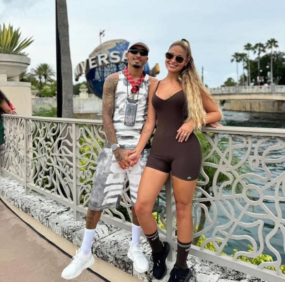 “Tú eres feo hasta con dinero”: el motivo por el que se burlan de Raphinha por polémica foto con su mujer y explota