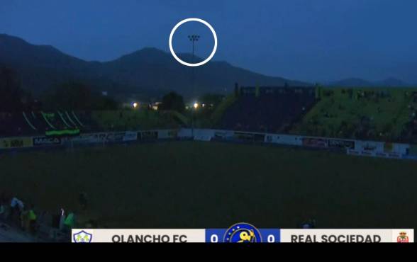 El estadio de Olancho quedó a oscuras producto de la falta de energía eléctrica.