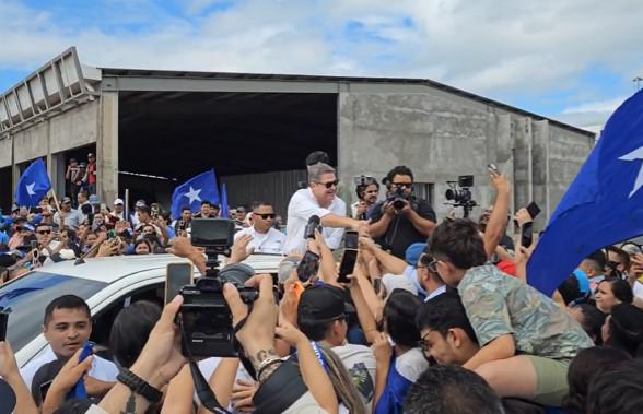 Locura por la vuelta de JOH a Honduras: el beso con su mujer y el caso que enfrentará