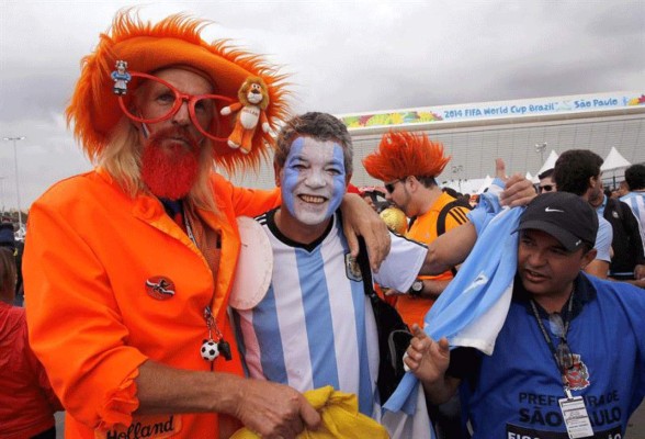 Argentinos y holandeses disfrutando de un gran ambiente en las gradas .