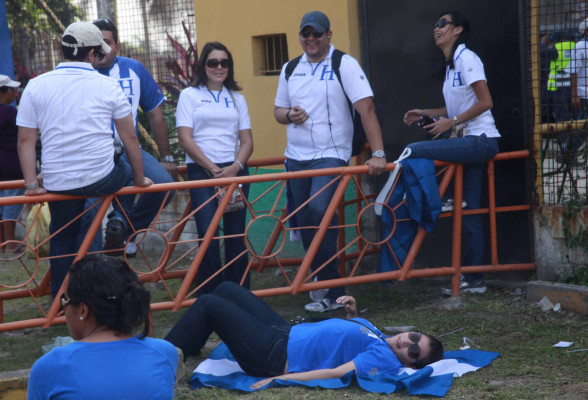 Ambiente Honduras-México en las afueras del Olímpico