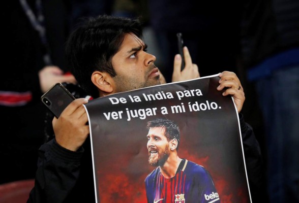 Curiosas: Cariño de Piqué a Griezmann; Antonella con compañía y un intruso en el Camp nou