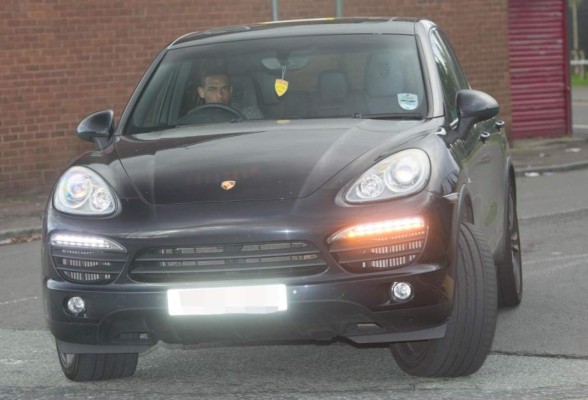 Jesús Navas deja su humilde coche y se compra un supercarro de lujo