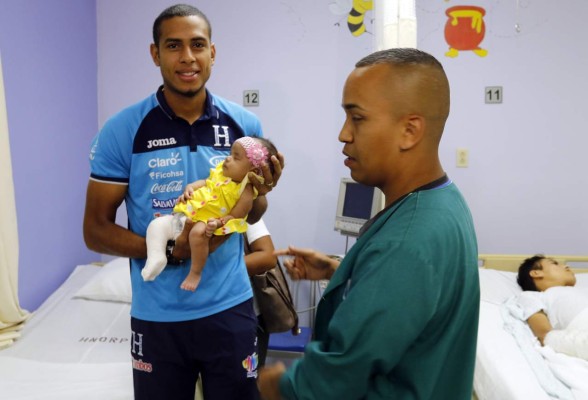La Selección de Honduras emociona a los niños de la Fundación Ruth Paz