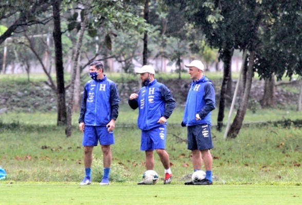 Un baño de refrescante de Darixon Vuelto, piscina y todo lo demás: las fotos más curiosas de la preparación Sub-23 de Honduras