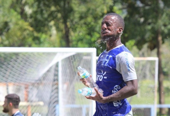 Un baño de refrescante de Darixon Vuelto, piscina y todo lo demás: las fotos más curiosas de la preparación Sub-23 de Honduras