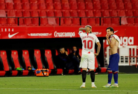 Fotos: El calentón y bronca de Messi en el Sevilla-Barcelona y la despedida a un amigo