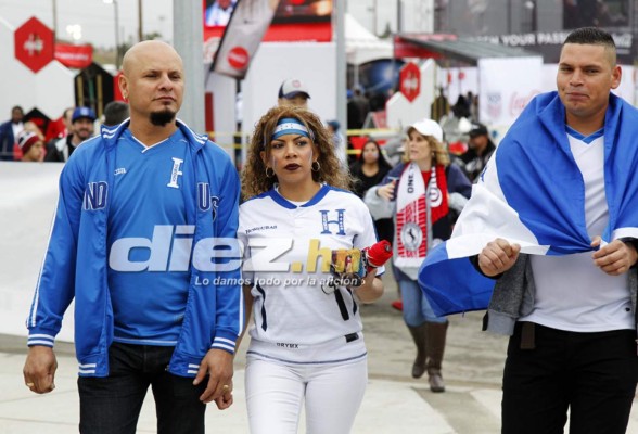 Hondureños pintan de azul y blanco las afueras del estadio Avaya