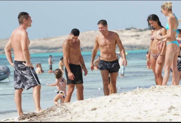 La esposa de Diego Simeone luce su cuerpazo en sus vacaciones en Formentera