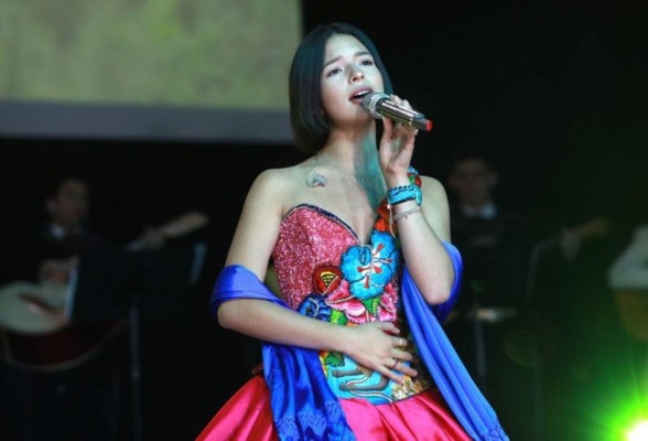 Ángela Aguilar, la mariachi mexicana que se robó el show en la pelea de Canelo Álvarez&nbsp;&nbsp;&nbsp;