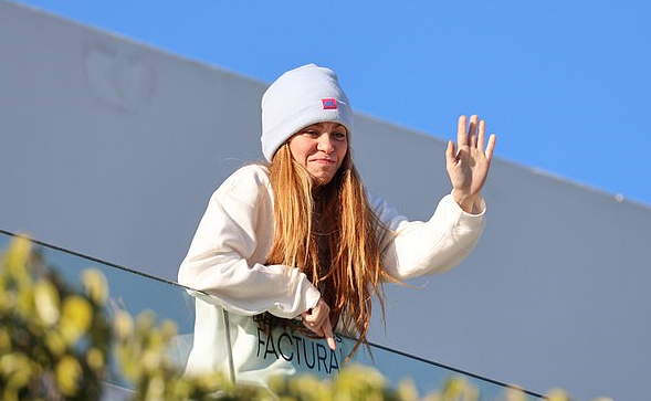 Piqué llega a la casa de Shakira: el motivo especial del reencuentro y quién es la mujer que apareció bajo una manta, ¿Clara Chía?